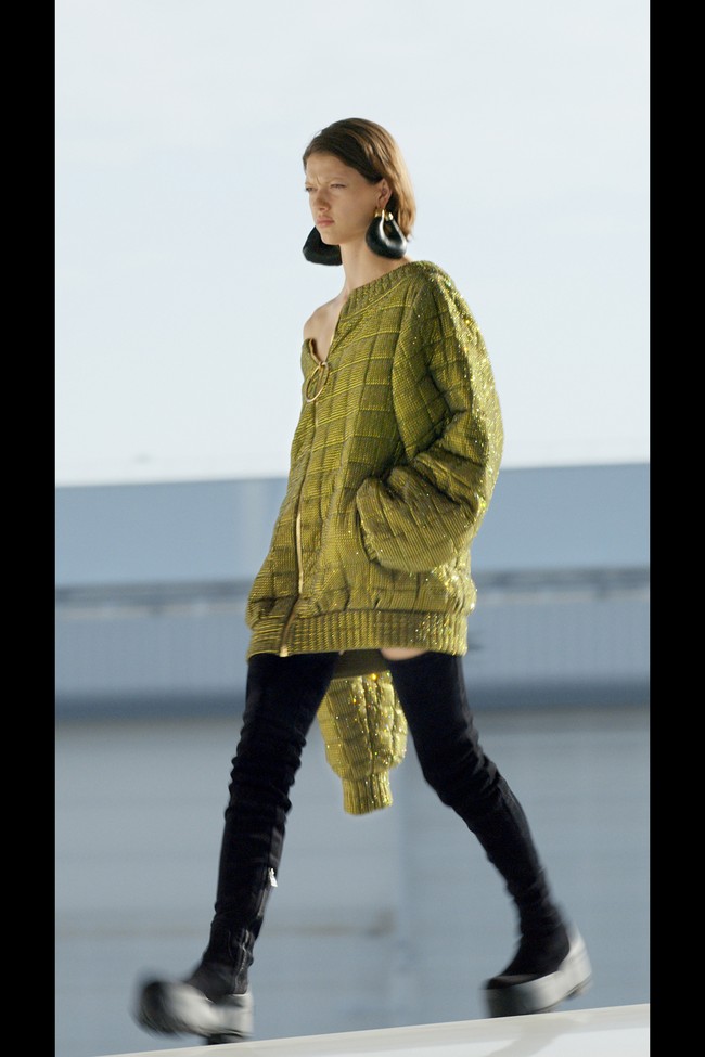 Desainer Olivier Rousteing menghadirkan koleksi terbaru untuk Balmain fall/winter 2021 dengan cara yang unik. Terinspirasi dari perjalanan, para model fashion show di dekat pesawat Air France, bahkan ada juga yang naik ke sayap pesawat.  Foto: dok. Courtesy of Balmain.