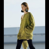 Desainer Olivier Rousteing menghadirkan koleksi terbaru untuk Balmain fall/winter 2021 dengan cara yang unik. Terinspirasi dari perjalanan, para model fashion show di dekat pesawat Air France, bahkan ada juga yang naik ke sayap pesawat.  Foto: dok. Courtesy of Balmain.