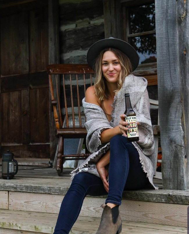 Travel influencer ini tewas karena tertabrak kereta. Influencer bernama Lee MacMillan diduga tewas karena bunuh diri. Foto: Dok. Instagram