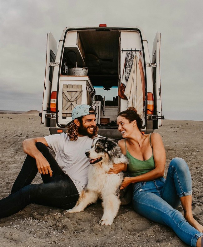 Lee terkenal setelah melakukan perjalanan dengan mantan kekasihnya Max Bidstrup dan tinggal di mobil van. Keduanya kemudian putus di Januari 2020. Foto: Dok. Instagram