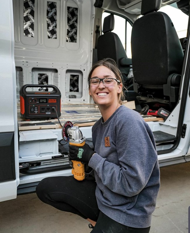 Inilah potret kehidupan Lee MacMillan yang tampak menyenangkan dari luar. Namun ternyata dia menyimpan depresi yang cukup parah hingga memilih untuk bunuh diri. Foto: Dok. Instagram
