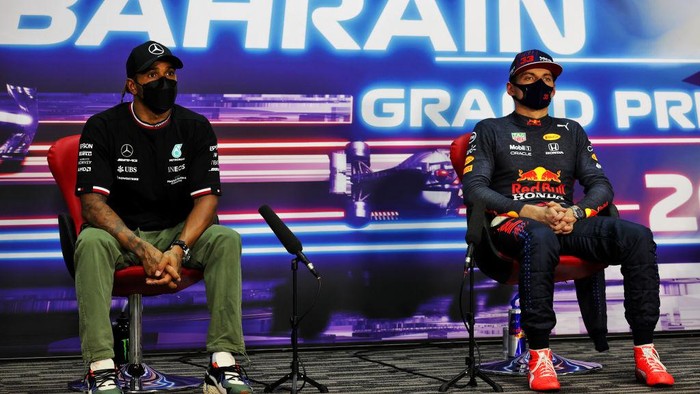 BAHRAIN, BAHRAIN - MARCH 27: Pole position qualifier, Max Verstappen of Netherlands and Red Bull Racing and Second placed qualifier, Lewis Hamilton of Great Britain and Mercedes GP  talk during a Press Conference after qualifying ahead of the F1 Grand Prix of Bahrain at Bahrain International Circuit on March 27, 2021 in Bahrain, Bahrain. (Photo by XPB Images - Pool/Getty Images)