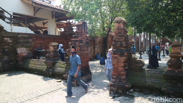 Protokol kesehatan pun diberlakukan secara ketat. Di sisi pintu masuk Makam Sunan Kudus, ada seorang petugas yang berjaga. Warga yang tidak memakai masker diingatkan agar mengenakan masker. (Dian Utoro Aji/detikTravel) Protokol kesehatan pun diberlakukan secara ketat. Di sisi pintu masuk Makam Sunan Kudus, ada seorang petugas yang berjaga. Warga yang tidak memakai masker diingatkan agar mengenakan masker. (Dian Utoro Aji/detikTravel)