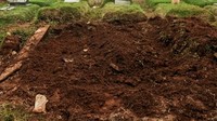 Seorang petugas membereskan kursi-kursi di dekat makam Zakiah Aini. (Foto: Andhika Prasetia/detikcom)