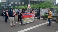 Massa berharap KPK mengusut aliran dana kasus korupsi tersebut.