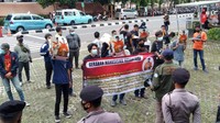 Masaa Gerakan Mahasiswa Nusantara melakukan aksi unjuk rasa di Gedung KPK, berkaitan dengan Gubernur Sulawesi Tenggara Nur Alam.