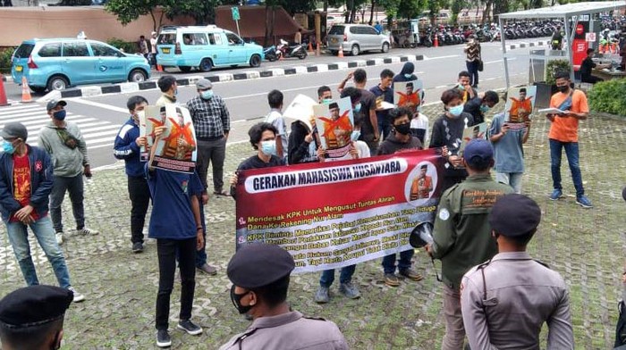 Massa Gerakan Mahasiswa Nusantara (GMN) berdemo di depan gedung KPK Jakarta, Kamis (1/4/2021). Demo ini terkait kasus korupsi Gubernur Sulawesi Tenggara Nur Alam.