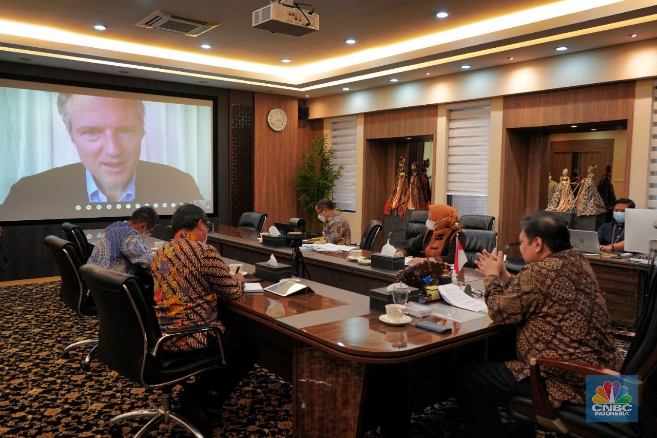 Menteri Koordinator Bidang Perekonomian Airlangga Hartarto bertemu secara virtual dengan Menteri Pasifik dan Lingkungan Inggris Right Honourable (Rt Hon.) Lord Zac Goldsmith, Rabu (31/3).