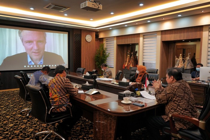 Menteri Koordinator Bidang Perekonomian Airlangga Hartarto melakukan pertemuan secara virtual dengan Menteri Pasifik dan Lingkungan Inggris Right Honorable (Rt Hon.) Lord Zac Goldsmith.