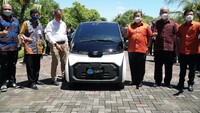 Menteri Perindustrian Agus Gumiwang Kartasasmita, Menteri Pariwisata dan Ekonomi Kreatif Sandiaga Uno, Wakil Gubernur Bali Tjokorda Oka Artha Ardana Sukawati didampingi Presiden Direktur PT Toyota-Astra Motor (TAM) Susumu Matsuda, Presiden Direktur PT Toyota Motor Manufacturing Indonesia (TMMIN) Warih Andang Tjahjono, Wakil Presiden Direktur TAM Henry Tanoto, Dirjen ILMATE Kemenperin Taufiek Bawazier dan Direktur Operasi dan Inovasi Bisnis Indonesia Tourism Developmnet Corporation (ITDC) Arie Prasetyo, serta  Managing Director ITDC Nusa Dua Bali I Gusti Ngurah Ardita berpose dengan 4 dari 30 unit mobil elektrifikasi Toyota yang akan digunakan dalam Toyota EV Smart Mobility Project, pada acara peresmian Toyota EV Smart Mobility Project di The Nusa Dua, Bali, Rabu (31/3/2021).