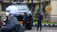 Terlihat juga beberapa mobil Rantis yang diparkir di depan Mabes Polri.