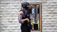 Personil Brimob ini tampak menentang senjata laras panjang.