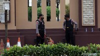 Anjing pelacak tampak disiagakan.