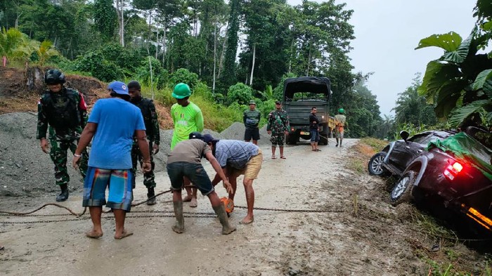 Mobil sembako terperosok ke pinggir jurang sedalam 50 meter
