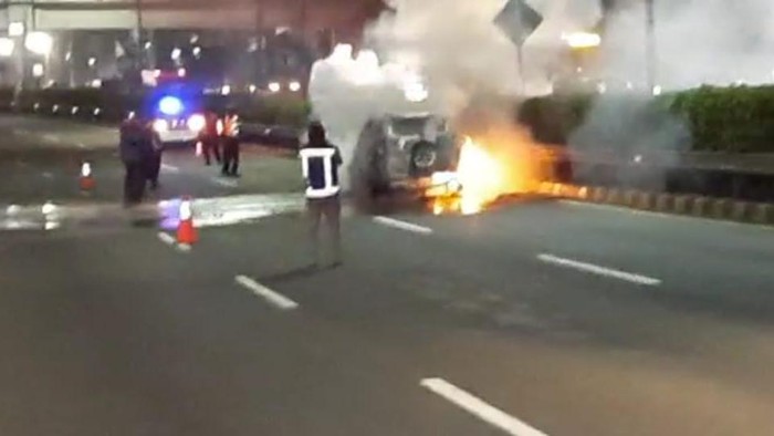 Satu unit kendaraan berupa mobil terbakar di Tol Dalam Kota arah Cawang malam ini. Kendaraan mobil terbakar itu memicu kemacetan panjang di Tol Dalam Kota arah ke Cawang.