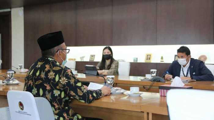 Menteri Pariwisata dan Ekonomi Kreatif (Menparekraf) Republik Indonesia, Sandiaga salahuddin Uno bersilaturahmi dengan Menteri Koordinator Bidang Pembangunan Manusia dan Kebudayaan (Menko PMK) Republik Indonesia, Muhadjir Effendy di Kantor Kemenko PMK, Jalan Medan Merdeka Barat, Gambir, Jakarta Pusat pada Kamis (1/4/2021).