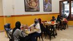 Mantap! Makan Bakso Lobster Sepanci yang Viral di Bandung