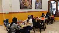 Karena saat ini masih dalam masa pandemi COVID-19, maka masih diterapkan protokol kesehatan Foto: detikFood/Wisma Putra