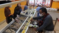 Lain dengan kedai bakso pada umumnya, di kedai Bakso Sultan ini kamu bisa memesan bakso secara prasmanan, memilih dan mengambil sendiri bakso yang diinginkan. Foto: detikFood/Wisma Putra
