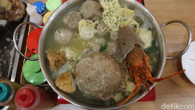 Mantap! Makan Bakso Lobster Sepanci yang Viral di Bandung