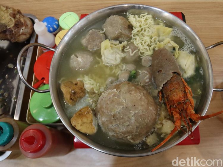 Mantap! Makan Bakso Lobster Sepanci yang Viral di Bandung