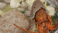 Khusus akhir pekan, kedai bakso ini menyajikan bakso lobster berukuran besar, jika hari biasa lobster hanya ukuran kecil atau sedang. Foto: detikFood/Wisma Putra