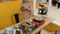 Karena kedai bakso ini juga dikenal dengan tulang sumsumnya, maka kami memesan juga satu porsi tulang sumsum sapi. Katanya, tak lengkap rasanya jika ke kedai ini tak memesan tulang sumsum. Foto: detikFood/Wisma Putra