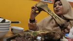 Mantap! Makan Bakso Lobster Sepanci yang Viral di Bandung