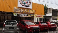 Kedai Bakso Sultan berlokasi di Jalan Lombok dan menyuguhkan sensasi makan bakso sepanci. Cocok dimakan ramai-ramai bareng teman atau keluarga.  Foto: detikFood/Wisma Putra