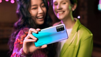 OPPO Reno5 F hadir dengan baterai yang lebih besar 4310mAh dan teknologi pengisian daya 30W VOOC Flash Charge 4.0 dan tampilan layarnya berpadu dengan AMOLED 6,43 inci. Terdapat dua pilihan warna yaitu Fluid Black dan Fantastic Purple dibanderol Rp 4.299.000. Foto: OPPO Indonesia