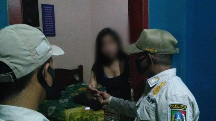 Maraknya aksi teror belakangan ini membuat petugas gabungan menggelar deteksi dini terorisme di Jombang. Namun, petugas justru mengamankan 11 pasangan mesum saat merazia beberapa penginapan.