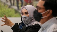 Direktur Utama PT Pertamina (Persero) Nicke Widyawati (kedua kanan) memberikan pemaparan saat pantauan di Monitoring Digital SPBU di Legok, Kabupaten Tangerang, Banten, Rabu (31/3/2021).