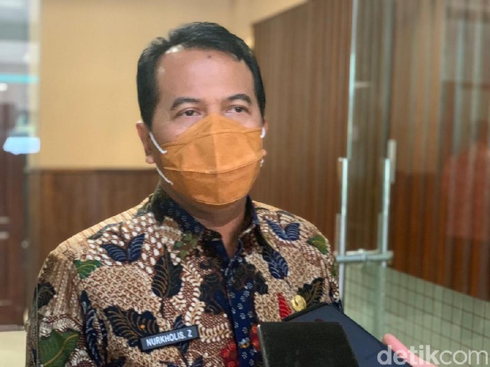 Menteri Pendayagunaan Aparatur Negara dan Reformasi Birokrasi (MenPAN-RB) Tjahjo Kumolo merilis Surat Edaran (SE) yang isinya melarang PNS beserta keluarganya ke luar kota selama long weekend alias libur panjang pekan ini. Seperti diketahui, pekan ini ada libur nasional memperingati wafatnya Isa Al Masih pada Jumat (2/4), dilanjutkan libur Sabtu-Minggu.