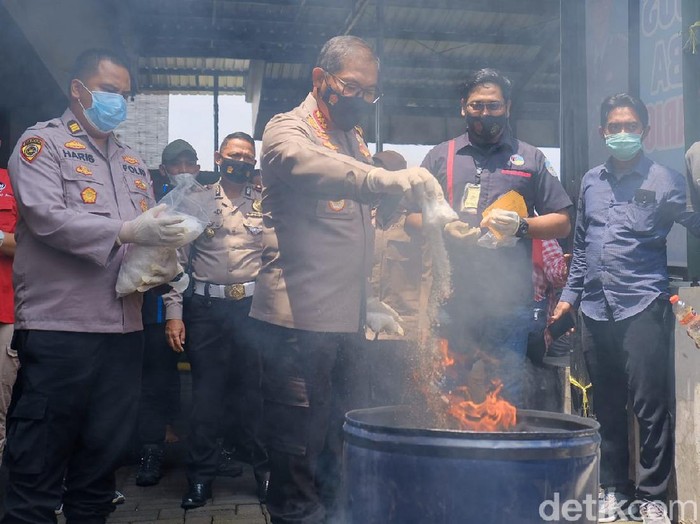 Barang bukti hasil ungkap kasus narkoba selama dua bulan dimusnahkan. Pemusnahan dilakukan di Mapolresta Sidoarjo.
