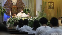 Umat Katolik mejalankan ibadah misa Kamis Putih rangkaian hari raya Paskah di Gereja Santo Alfonsus Nandan, Sleman, Yogyakarta, Kamis (1/4/2021).  