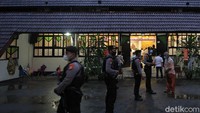 Pada perayaan misa Kamis Putih kali ini dijaga ketat aparat Kepolisian Polda D. I. Yogyakarta untuk antisipasi teror bom yang terjadi dalam sepekan terakhir. 