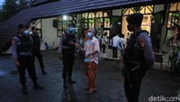 Para petugas keamanan gereja memeriksa kendaraan baik roda dua maupun roda empat. 