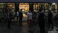 Pengamanan dilakukan oleh petugas dari gereja dan pihak kepolisian. 