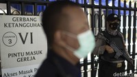 Kendaraan taktis (rantis) juga disiagakan di sekitar area Gereja Katedral Jakarta.  