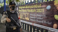 Para umat yang datang untuk beribadah pun diperiksa secara ketat sebelum masuk oleh petugas. 