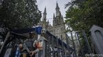 Penjagaan Gereja Katedral Jelang Pekan Suci Paskah