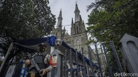  Petugas gabungan TNI Polri melakukan penjagaan di Gereja Katedral Jakarta, Kamis (1/4/2021). 