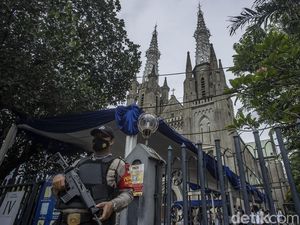 Penjagaan Gereja Katedral Jelang Pekan Suci Paskah