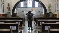 Polisi melakukan sterilisasi di Gereja Katolik Santo Mikael di Surabaya, Jawa Timur, Kamis (1/4/2021). Kegiatan itu guna meningkatkan keamanan serta kenyamanan umat Kristiani melaksanakan ibadah Paskah. ANTARA FOTO/Didik Suhartono  