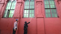 Anggota penjinak bahan peledak (Jihandak) Subdetasemen C Pelopor Satbrimob Polda Jawa Timur melakukan sterilisasi di Gereja Merah, Kota Kediri, Jawa Timur, Kamis (1/4/2021). ANTARA FOTO/Prasetia Fauzani  