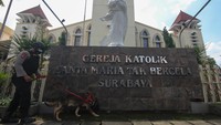 Polisi menggunakan anjing pelacak saat menyisir area Gereja Katolik Santa Maria Tak Bercela di Surabaya, Jawa Timur, Rabu (31/3/2021). ANTARA FOTO/Didik Suhartono  