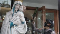 Sterilisasi tersebut dilakukan untuk meningkatkan keamanan dan kenyamanan umat jelang ibadah Paskah. ANTARA FOTO/Mohammad Ayudha  