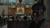 Polisi berjaga saat prosesi misa pemberkatan minyak suci di Gereja Katredal Purwokerto, Banyumas, Jawa Tengah, Rabu (31/03/2021). ANTARA FOTO/Idhad Zakaria  