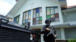 Potret Penjagaan Ketat Gereja di Indonesia Jelang Jumat Agung