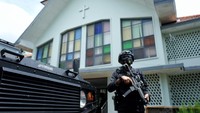 Anggota Gegana Polda Daerah Istimewa Yogyakarta (DIY) berjaga saat melakukan sterilisasi di Gereja Keluarga Kudus Banteng, Ngaglik, Sleman, DI Yogyakarta, Kamis (1/4/2021). ANTARA FOTO/Andreas Fitri Atmo  